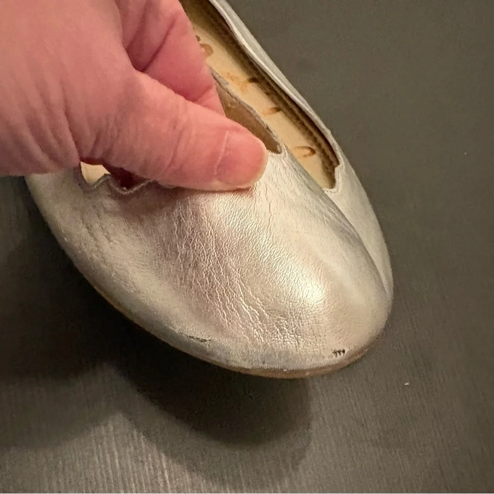 Sam Edelman Finnegan Scalloped Silver Ballet Flats Womens size 6M Preloved